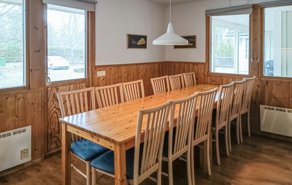 Det stora ljusa vardagsrummet i lyxstuga nr 126 för 12.