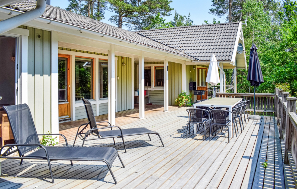 Lyxstuga nr 126 har en härlig terrass med sköna trädgårdsmöbler för 12 personer.