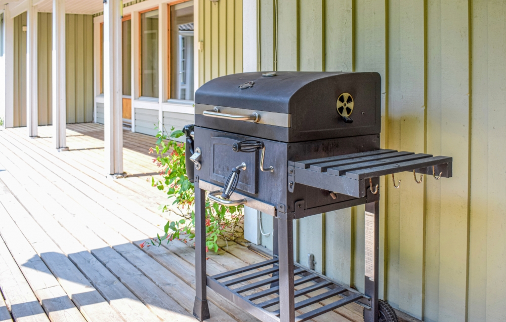 Njut av en grillkväll på terrassen i lyxstuga nr 126 i Sverige