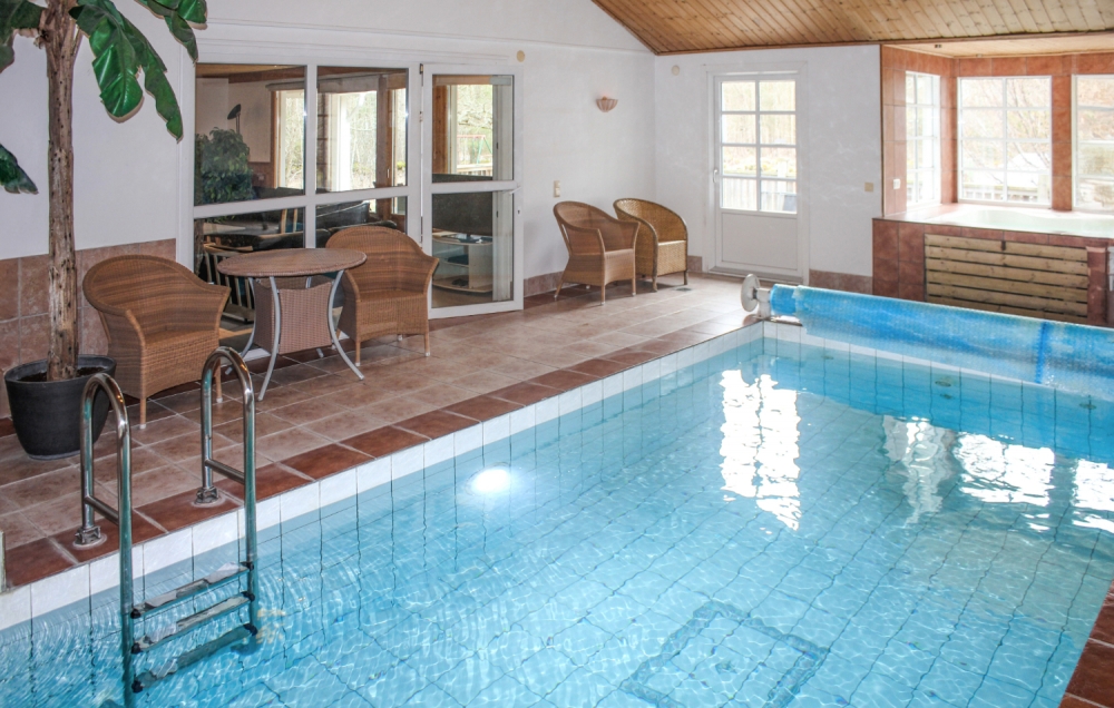 Sommarstuga 126 är inredd med en smakfull poolavdelning som har vattenrutschbana, ett stort inbyggt spapad och bastu