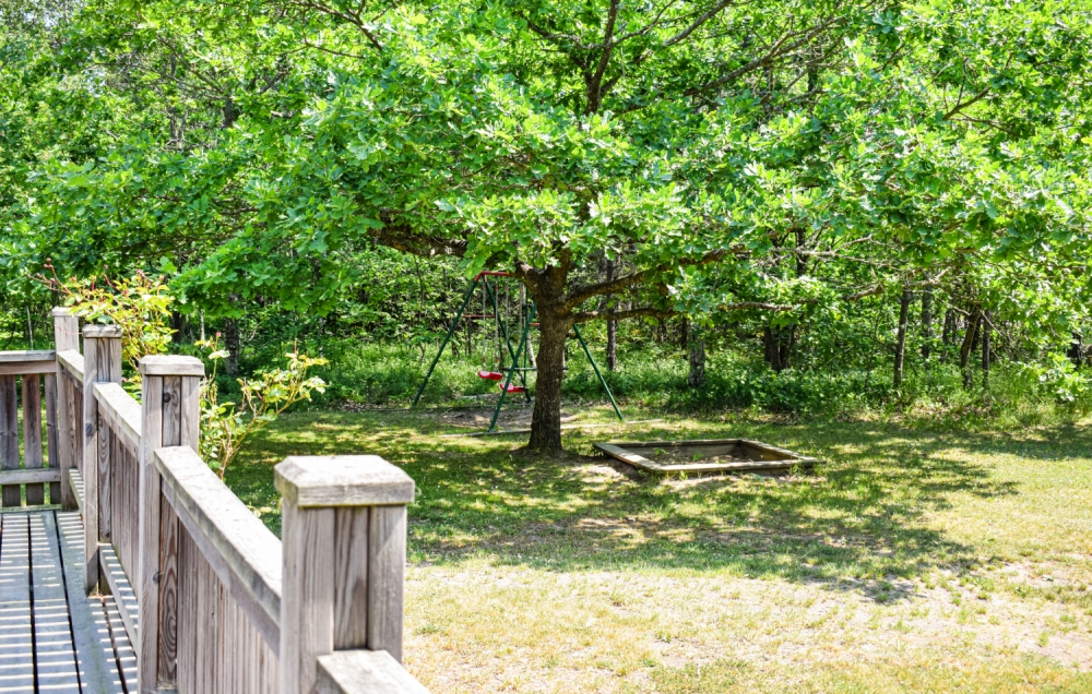 Till den trevliga sommarstugan nr 126 i Sverige erbjuds en mängd utomhusaktiviteter, t.ex. lektorn och gungor