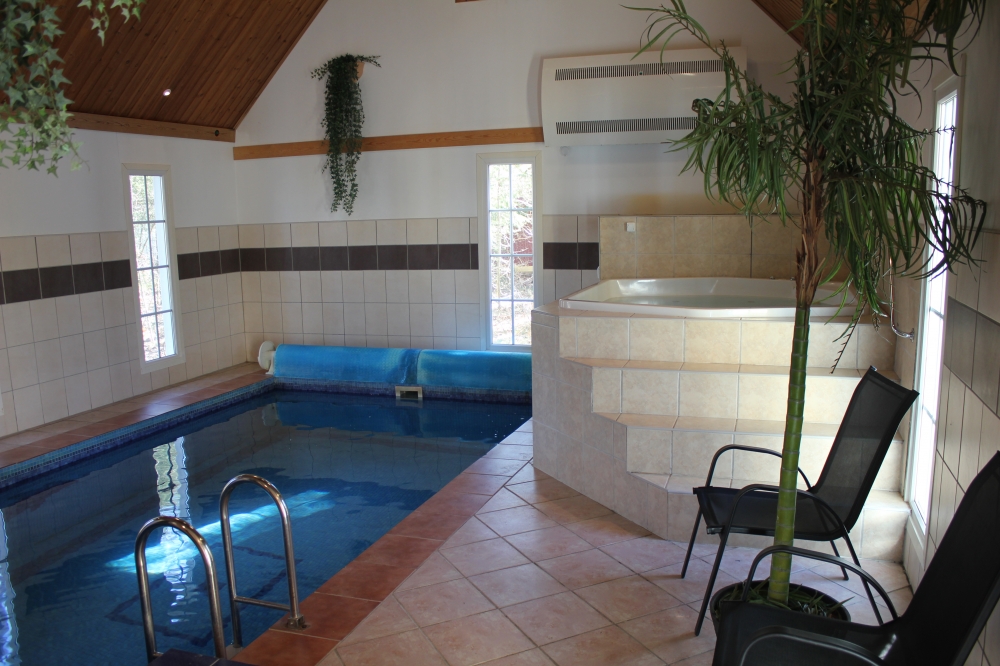 Husets stora poolavdelning är ett paradis för alla vattenälskare – med pool, barnpool och spa