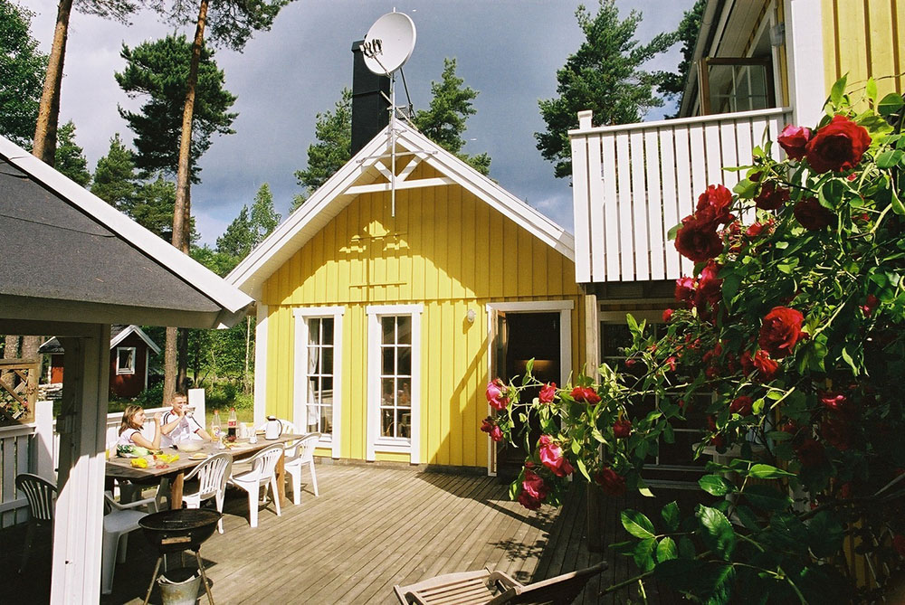 Husets stora terrass ligger skyddat för insyn och perfekt för långa trevliga grillkvällar och soliga sommardagar