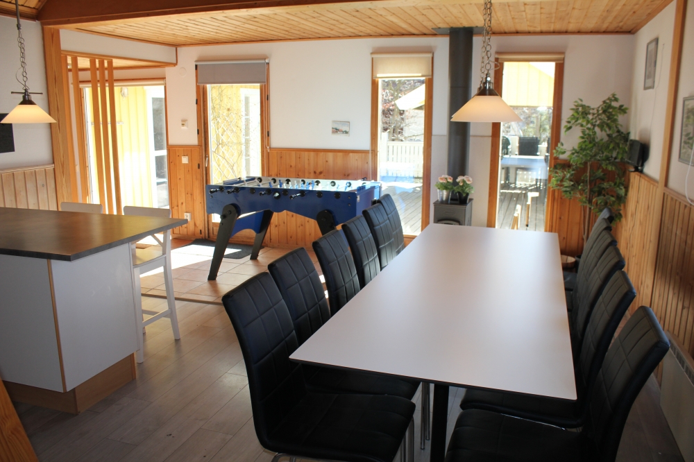 Vardagsrummet i lyxstuga nr. 127 har plats för 12 personer.