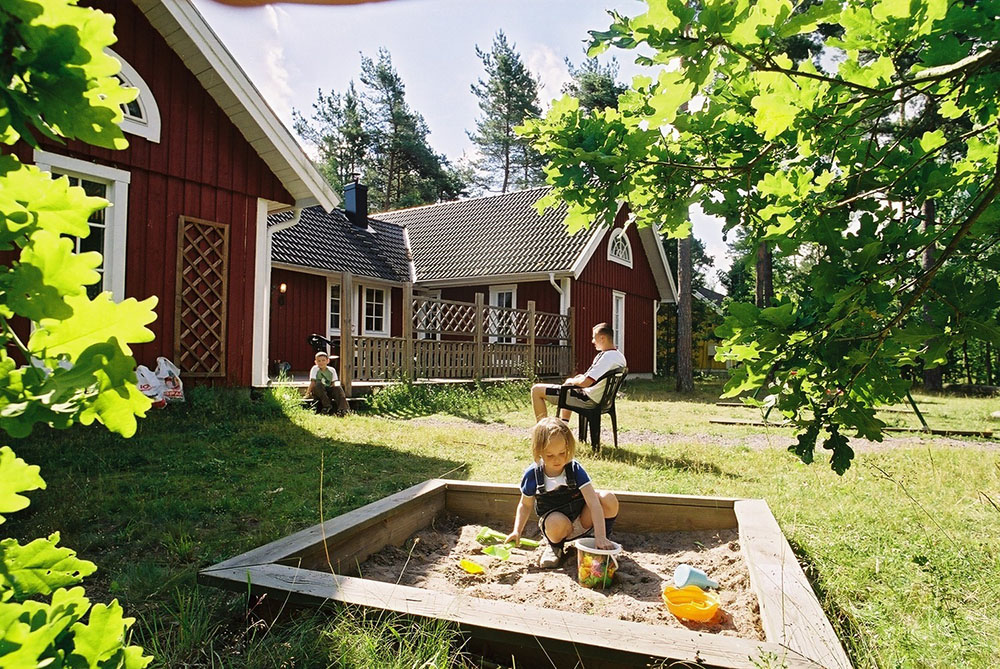 Huset ligger på en naturtomt i ett skönt område nära Köpingsvik och barnvänlig sandstrand