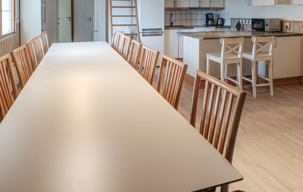 Det stora ljusa vardagsrummet i lyxstuga nr 84 för 18.