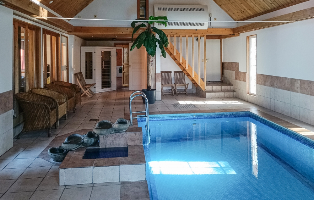 Den härliga poolen i lyxstuga nr 84 för 18 personer