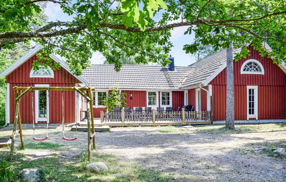 Den praktfulla poolstugan nr 84 med plats för 18 personer ligger i Sverige