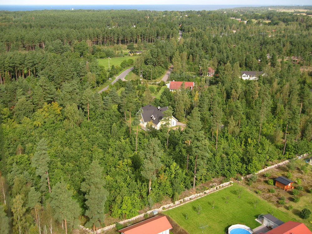 Huset ligger på en 1200 m2 stor skogstomt nära Ölands vackra strand och en mängd sevärdigheter