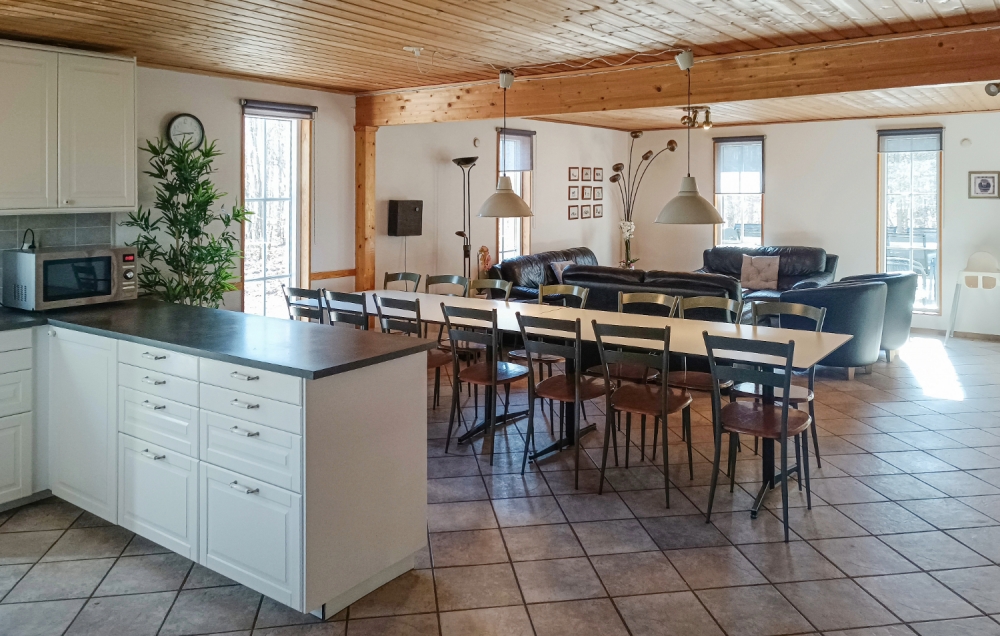 Köket i lyxstuga nr 78 är utrustat så att ni kan laga mat till 14 personer.