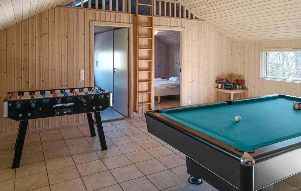 Förutom de många timmar som du kan tillbringa i stugans poolavdelning erbjuder lyxstuga 244 även biljard, bordtennis och dart