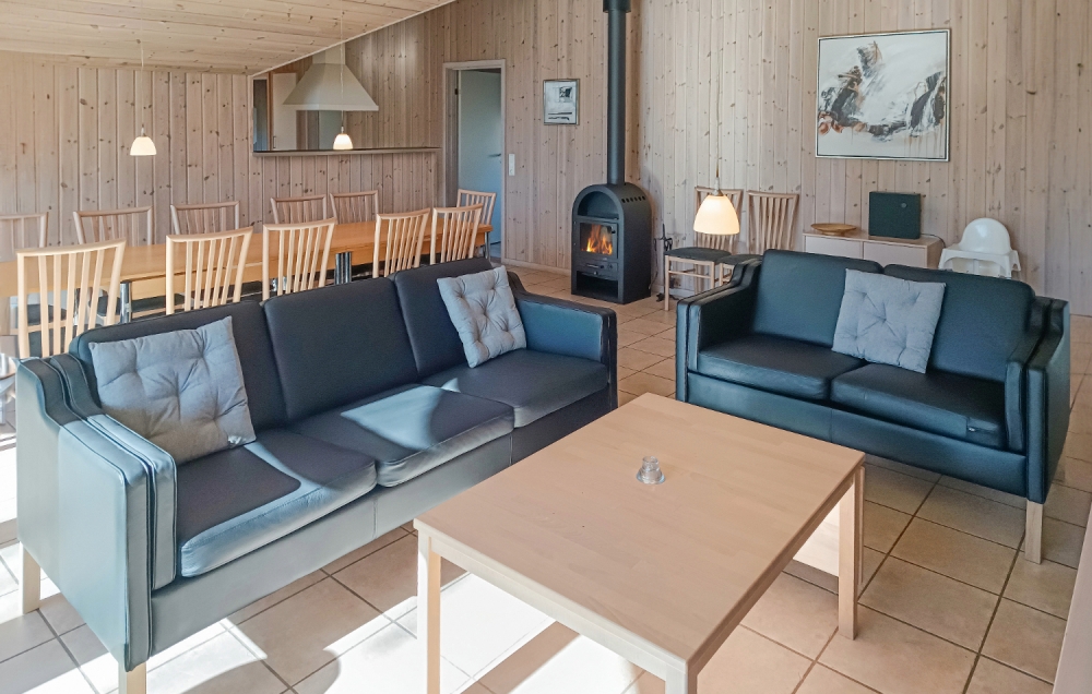 I soffhörnan i lyxstuga 244 i Sverige kan ni spela brädspel eller titta på film tillsammans.