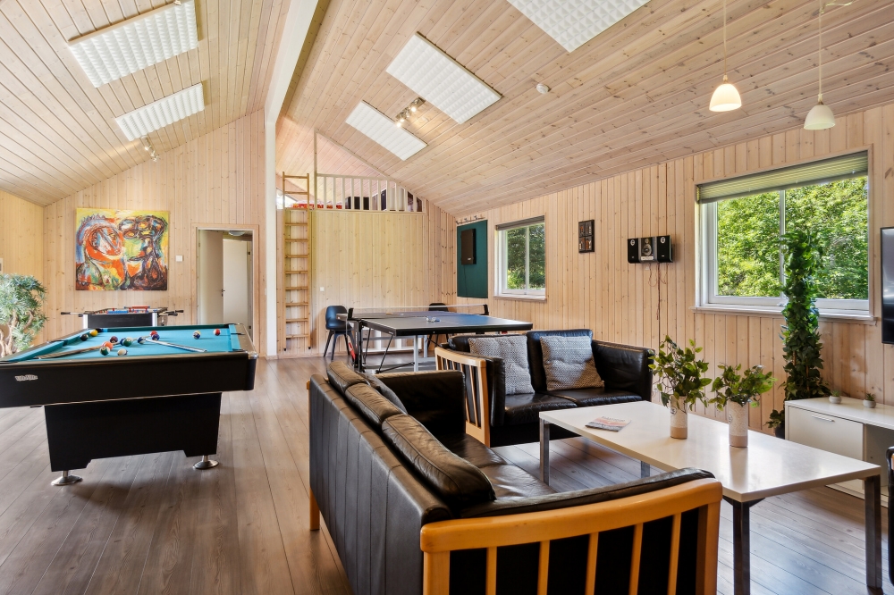 Tävla i sommarhusets aktivitetsrum när ni besöker lyxhus nr 261 i Vestjylland.