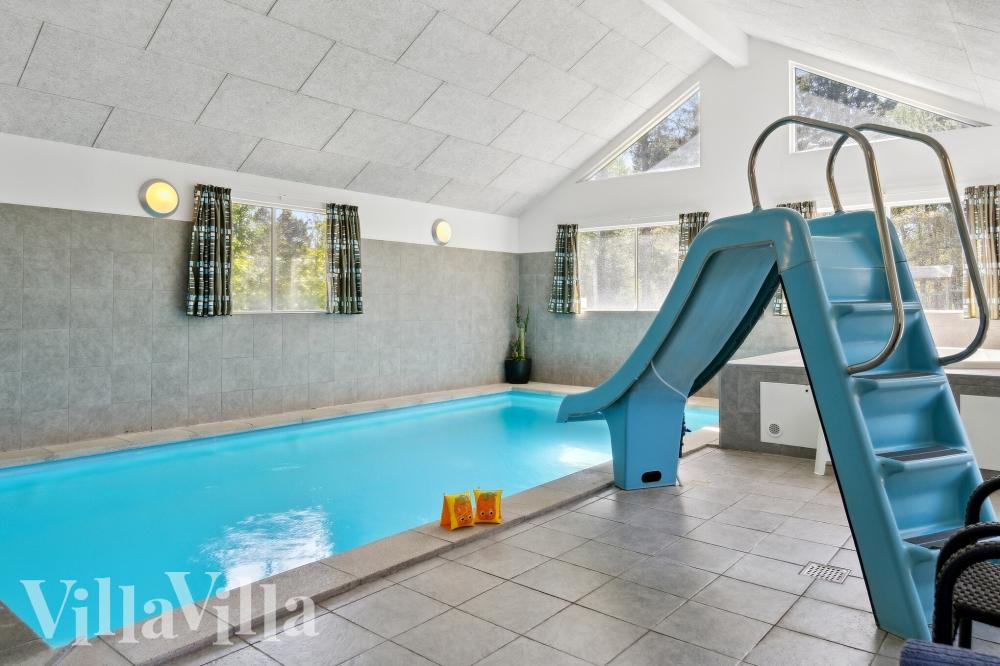 Den härliga poolen i lyxstuga nr 261 för 24 personer