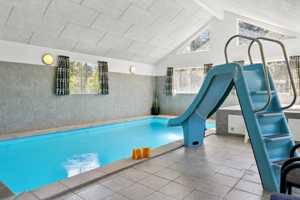 Den härliga poolen i lyxstuga nr 261 för 24 personer