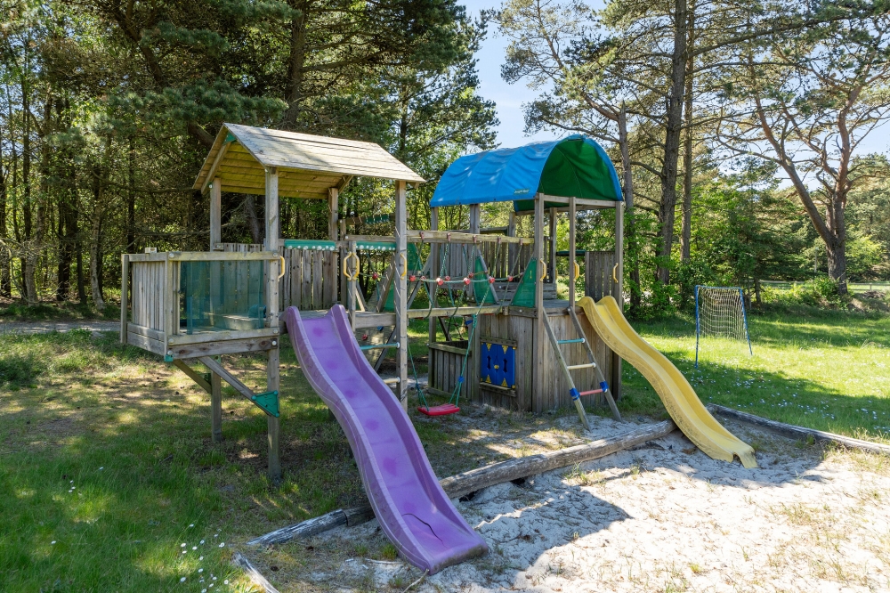 Till den trevliga sommarstugan nr 261 i Vestjylland erbjuds en mängd utomhusaktiviteter, t.ex. lektorn och gungor