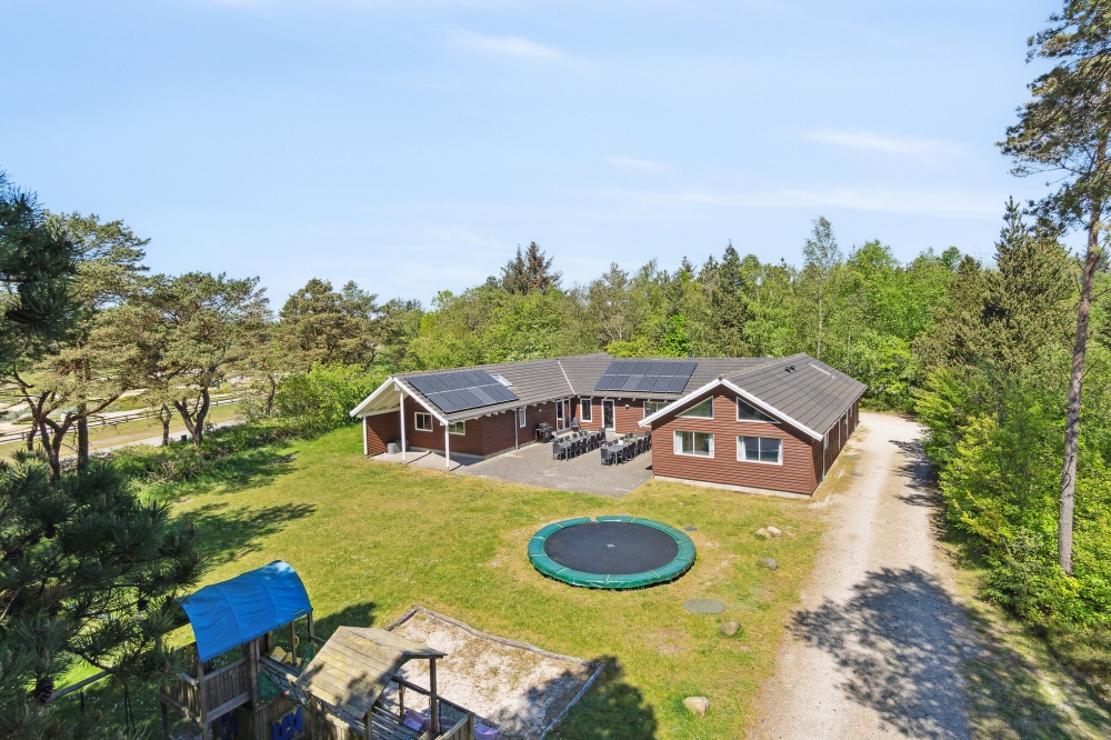Den praktfulla poolstugan nr 261 med plats för 24 personer ligger i Vestjylland