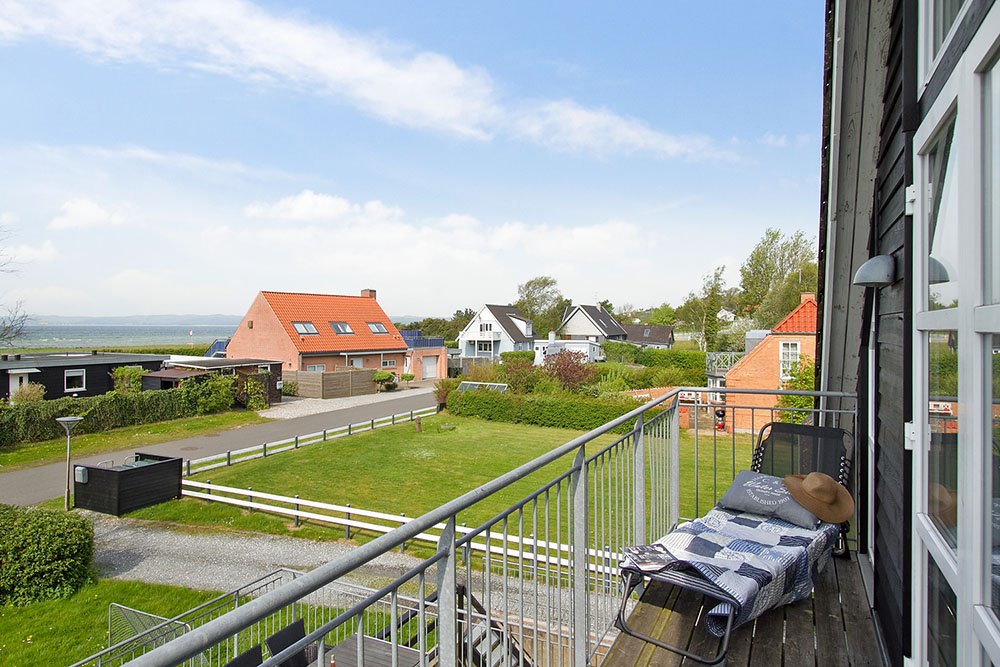 I Østjylland ligger detta vackra poolhus nr 148 med plats för 24 personer.