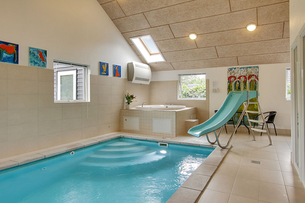 Den härliga poolavdelningen har en 18 m2 stor pool med vattenrutschbana, spa och bastu