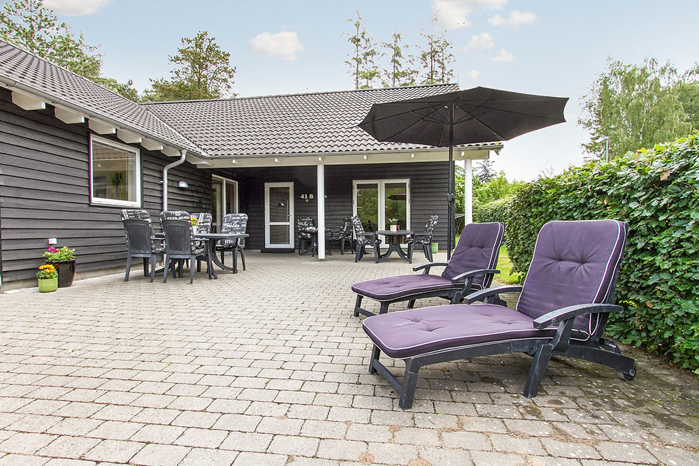 På den stora terrassen kan sommardagarna njutas i sköna trädgårdsmöbler, och barnen har en stor gräsplan och sandlåda för utomhuslekar