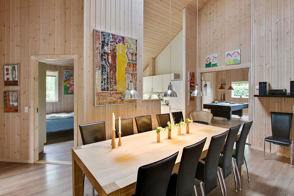 Vardagsrummet är ett arkitektoniskt vackert och ljust rum, som inbjuder till trevlig samvaro med familj och vänner