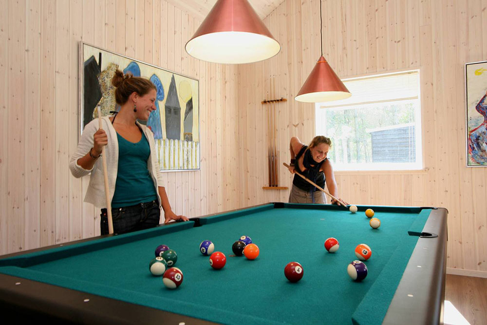 Är man för aktiviteter under semestern har huset många möjligheter – t.ex. biljard, bordtennis eller airhockey