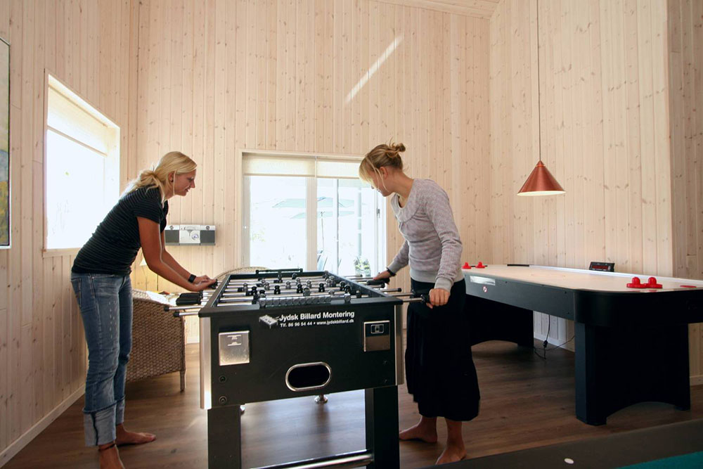 Utöver airhockey, biljard och bordtennis kan det även kämpas vid fotbollsbordet