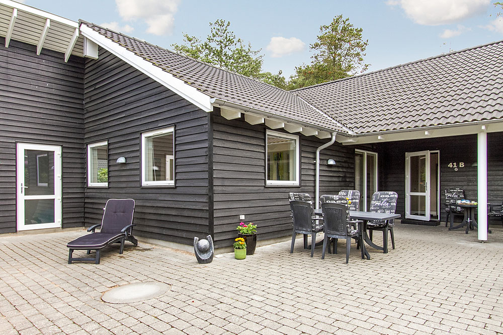 Njut av en grillkväll på terrassen i lyxstuga nr 171 i Østjylland