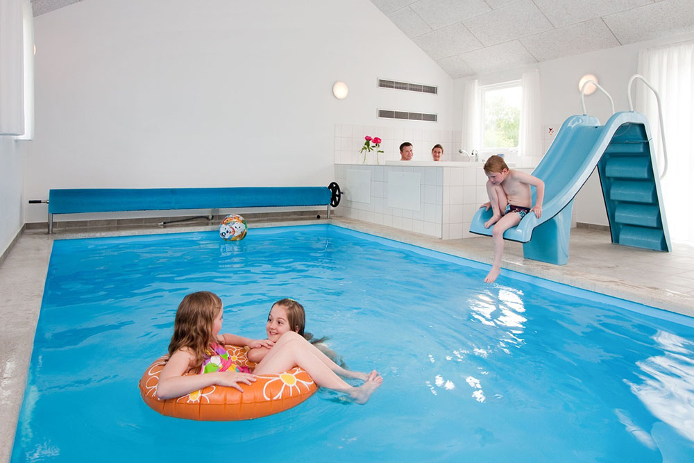 Husets egna badland med en 19 m2 pool med vattenrutschbana, stort spa och bastu är ett mecka för vattendjur och wellness njutare