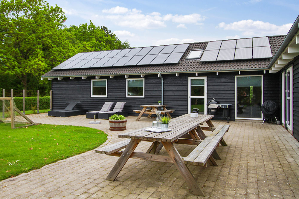 Njut av en grillkväll på terrassen i lyxstuga nr 223 i Østjylland