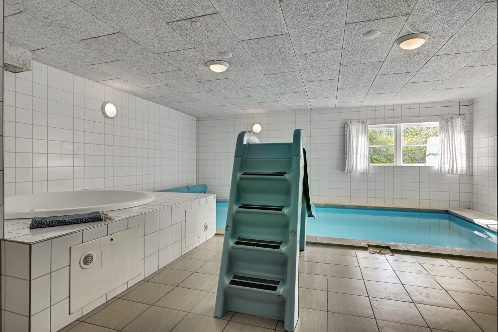 Den härliga poolen i lyxstuga nr 247 för 20 personer