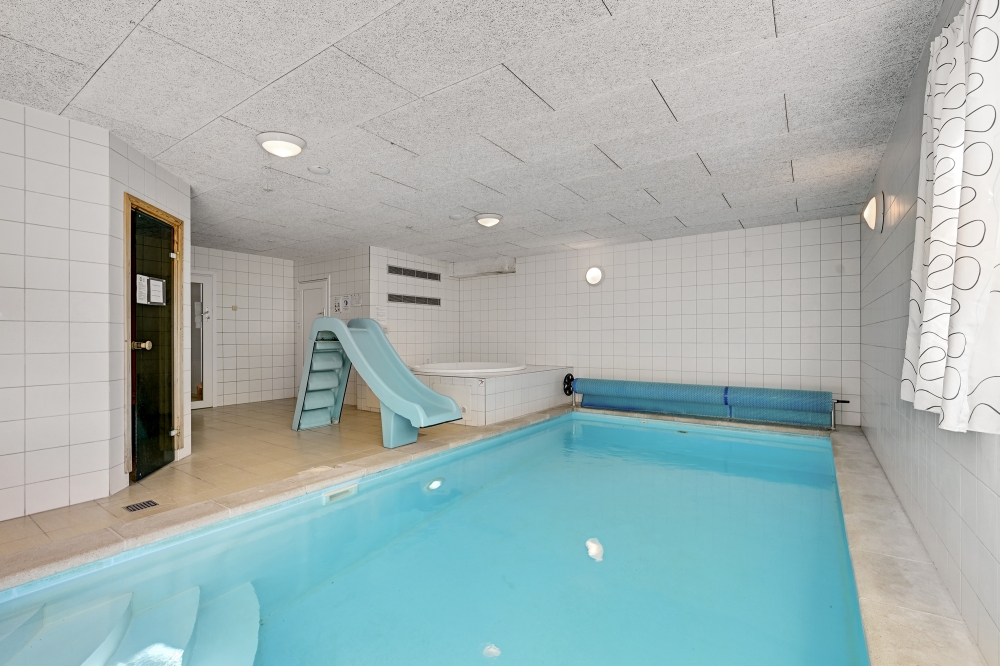 Sommarstuga 247 är inredd med en smakfull poolavdelning som har vattenrutschbana, ett stort inbyggt spapad och bastu