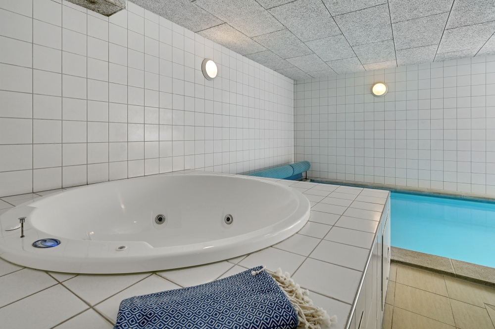 Njut av spabadets värme i lyxstuga nr 247 i Østjylland