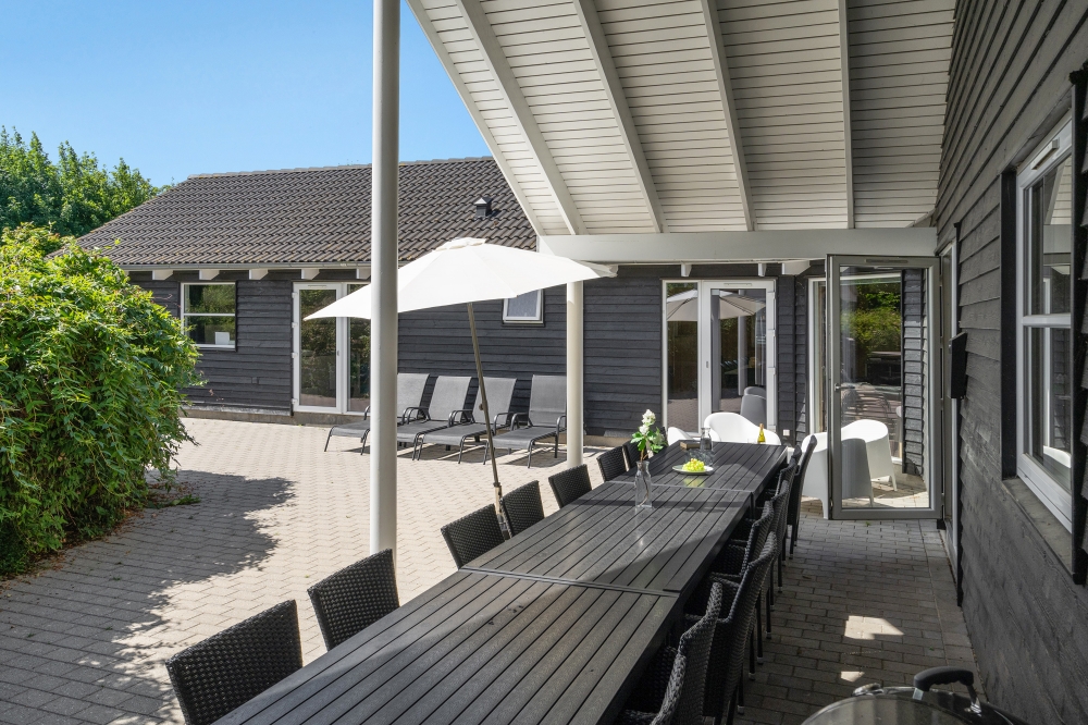 På terrassen i sommarhus nr 277 finns det plats för upp till 16 gäster.