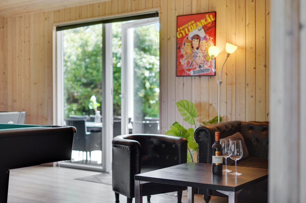 Tävla i sommarhusets aktivitetsrum när ni besöker lyxhus nr 277 i Nordsjälland.