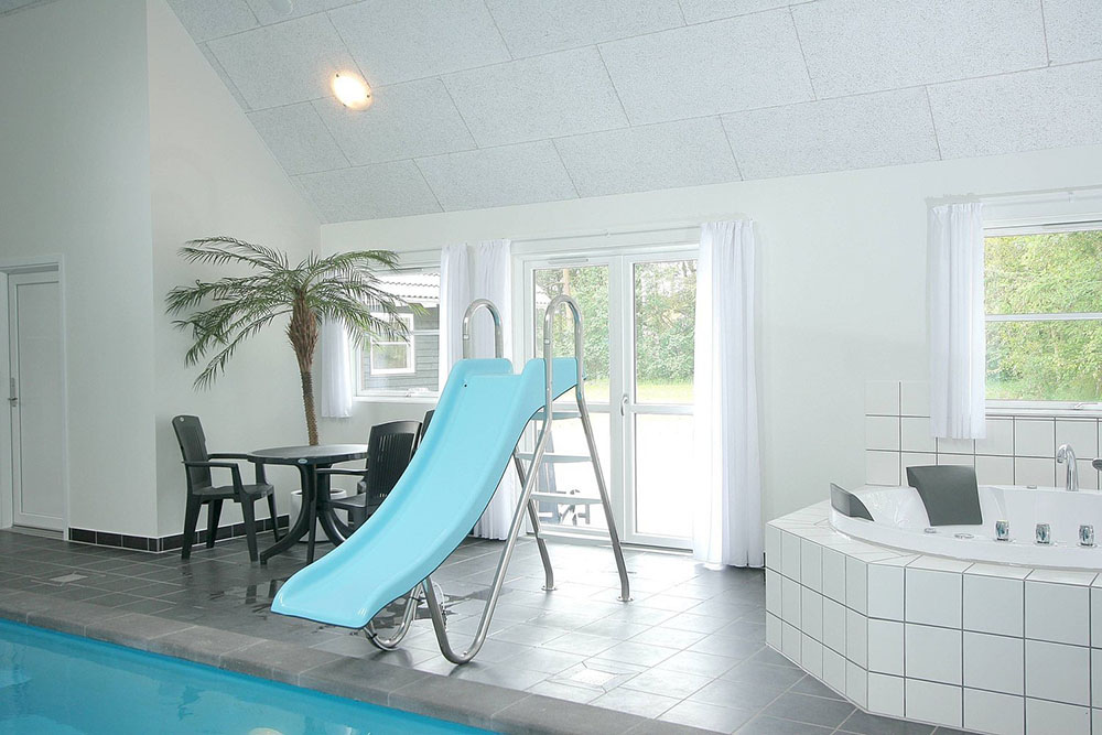 Poolavdelningen rymmer både pool med motströmsanläggning, undervattensbelysning, rutschbana, ett 4-6 personers spa-bad och bastu