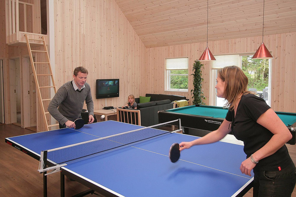 Det kan tävlas i biljard, bordtennis, airhockey, dart, Playstation 2 och i fotbollsspel