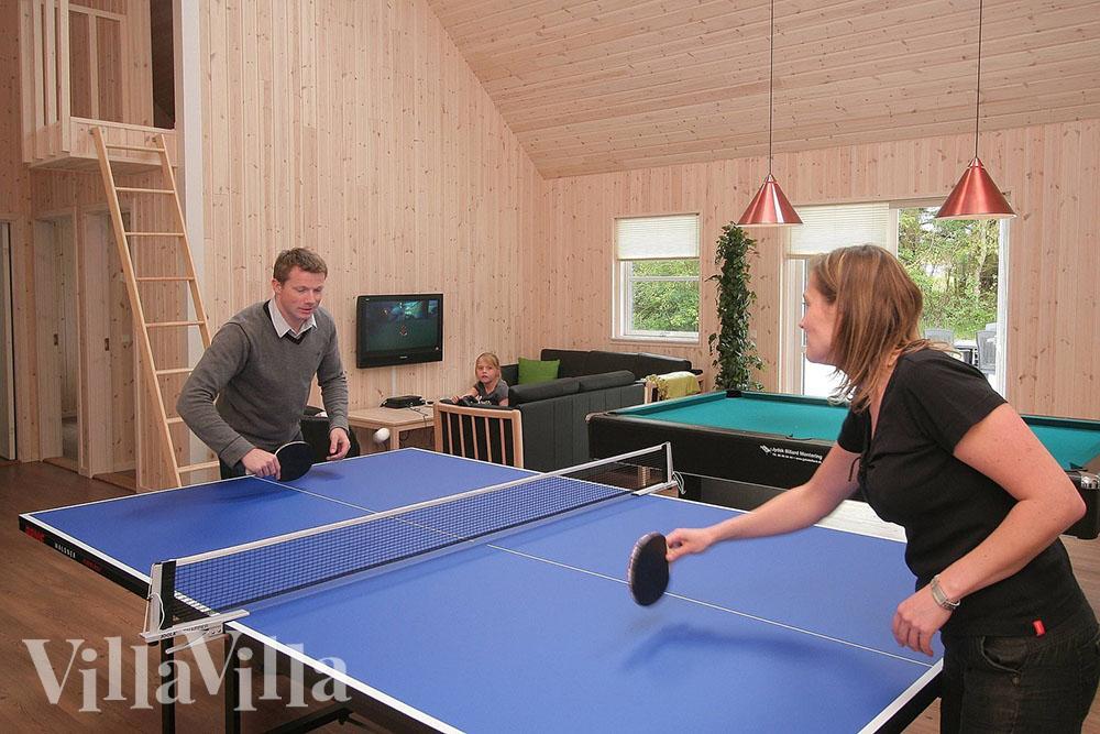 Det kan tävlas i biljard, bordtennis, airhockey, dart, Playstation 2 och i fotbollsspel