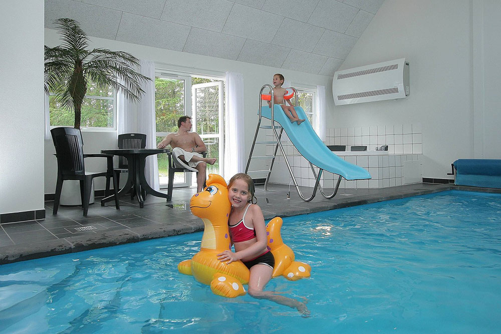 I den stora och inbjudande poolavdelningen kan både barn och vuxna roa sig i timvis