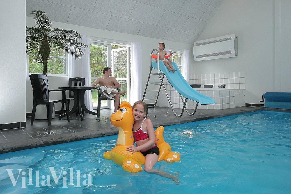 I den stora och inbjudande poolavdelningen kan både barn och vuxna roa sig i timvis