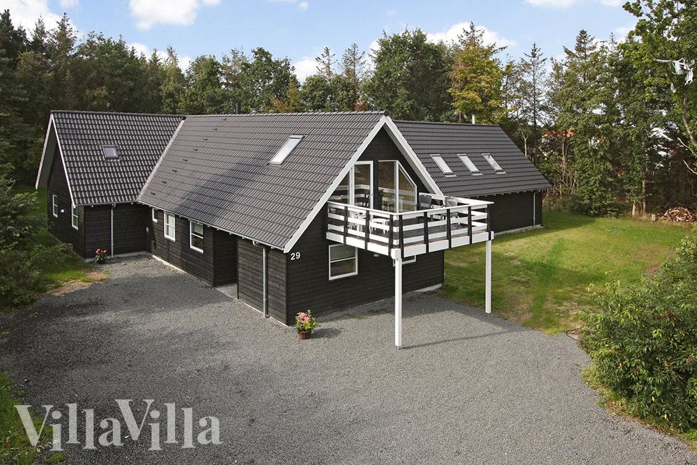 Detta fantastiska lyxhus med utsikt över vattnet är uppfört på en stor privat tomt i Ho vid Blåvand