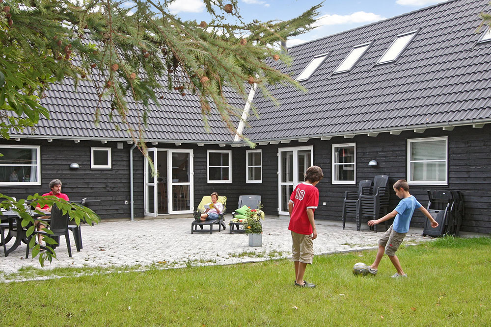 Trädgården är behagligt inhägnad av träd och buskar, och där finns både sandlåda och gungor för de minsta gästerna