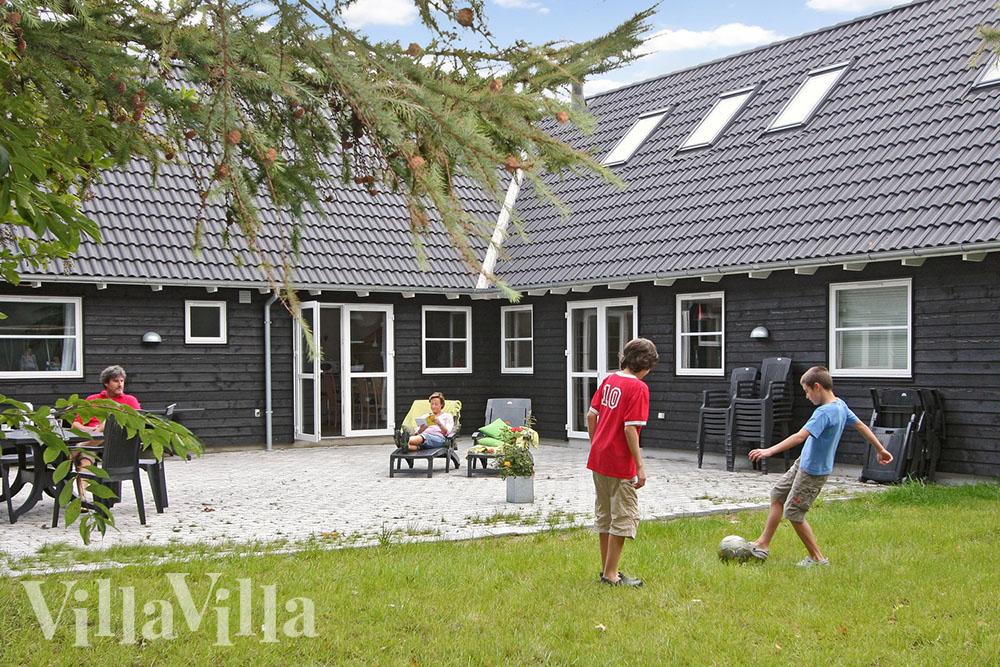 Trädgården är behagligt inhägnad av träd och buskar, och där finns både sandlåda och gungor för de minsta gästerna