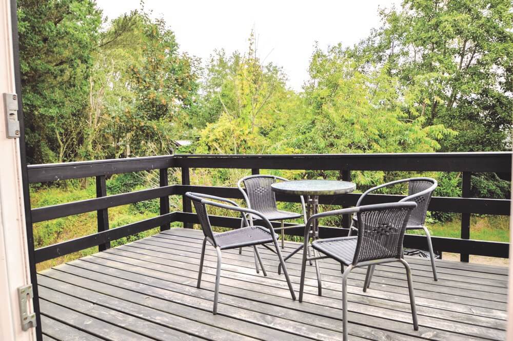 Njut av en grillkväll på terrassen i lyxstuga nr 199 i Vestjylland