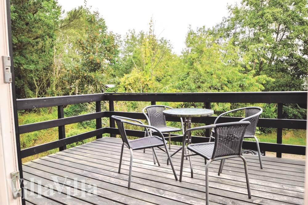 Njut av en grillkväll på terrassen i lyxstuga nr 199 i Vestjylland
