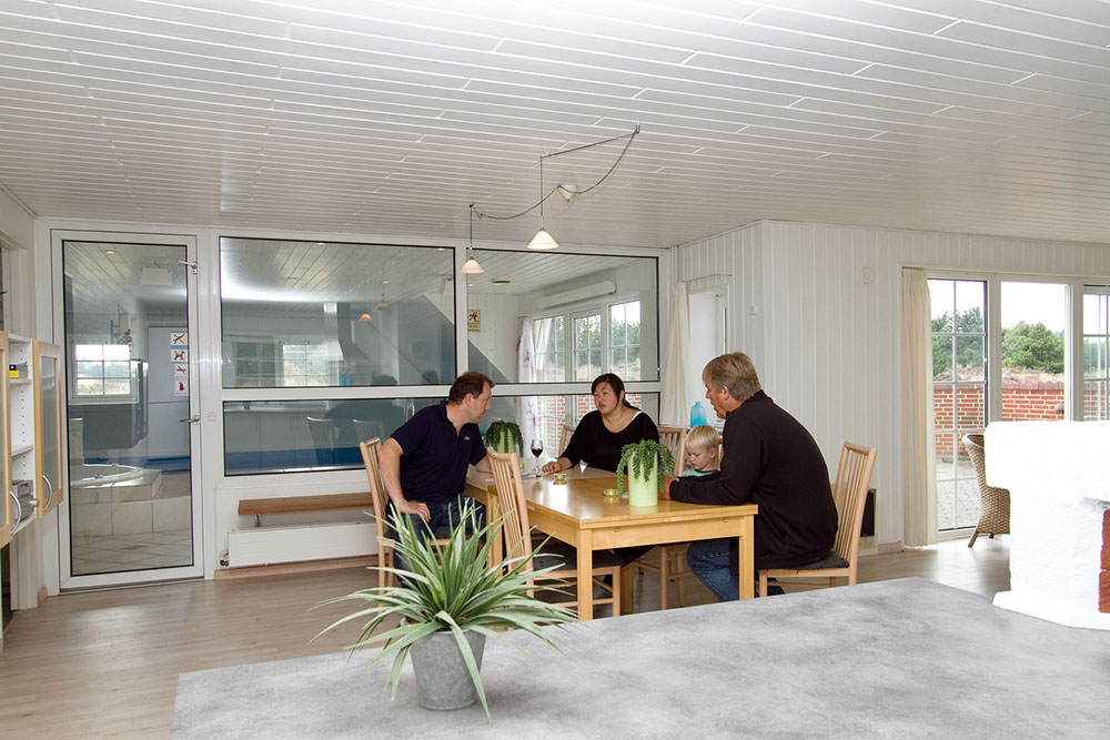 Det stora allrummet är inrättat med kök, matsalsplats och soffgrupp med plattskärms-tv