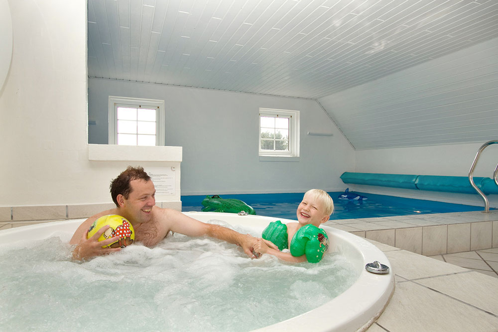 Efter simturen kan det slappas i spa-badet