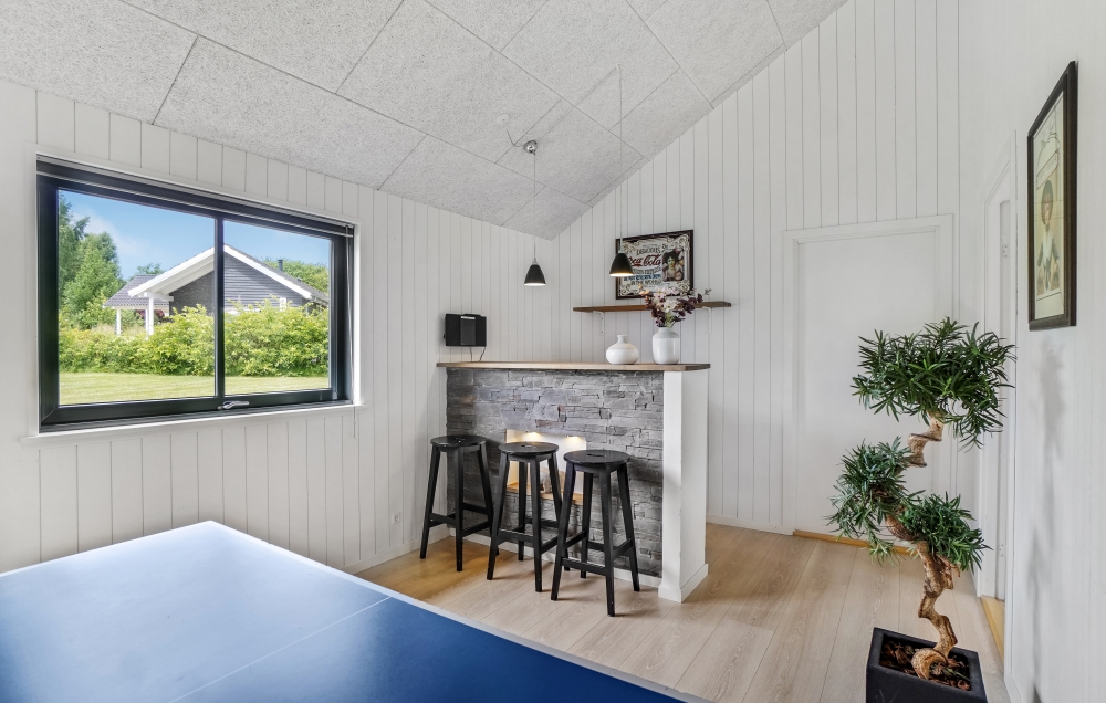 Förutom de många timmar som du kan tillbringa i stugans poolavdelning erbjuder lyxstuga 276 även biljard, bordtennis och dart