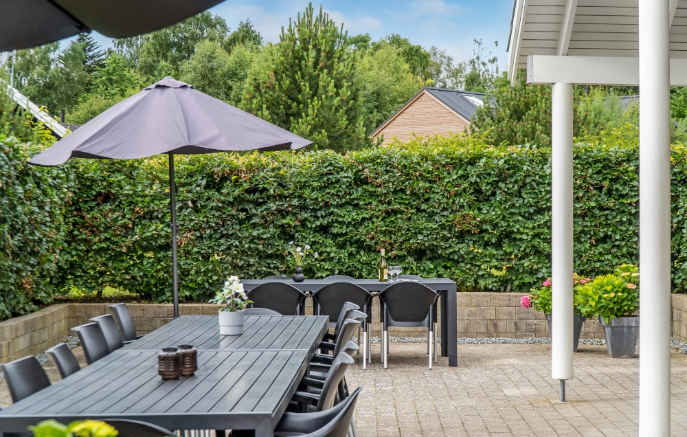 Njut av en grillkväll på terrassen i lyxstuga nr 276 i Nordsjälland