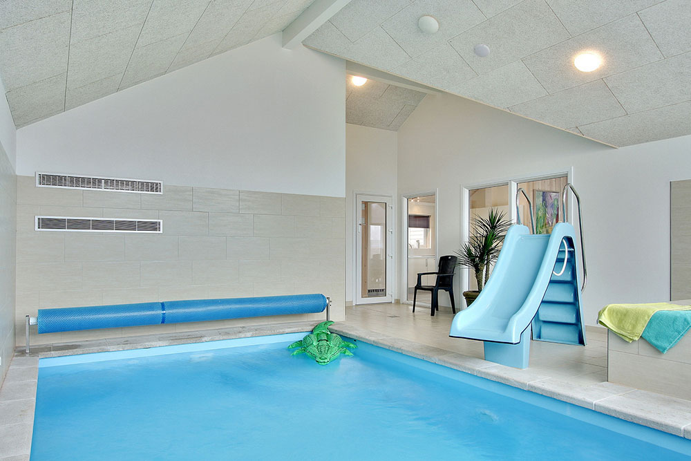 Huset har en otrolig poolavdelning med faciliteter som en 18 m2 swimmingpool, simträning, vattenrutschbana, spa bad och bastu
